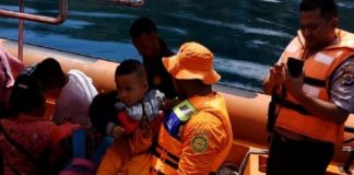 Kecelakaan Kapal di Perairan Pantar, Tim Sar Evakuasi 42 Penumpang Tim SAR Gabungan sedang evakuasi seorang anak yang juga penumpang KM Ebeneser di Perairan Pantar Timur, Selasa (14/1).