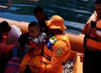 Kecelakaan Kapal di Perairan Pantar, Tim Sar Evakuasi 42 Penumpang Tim SAR Gabungan sedang evakuasi seorang anak yang juga penumpang KM Ebeneser di Perairan Pantar Timur, Selasa (14/1).