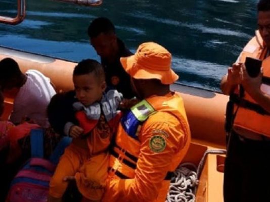 Kecelakaan Kapal di Perairan Pantar, Tim Sar Evakuasi 42 Penumpang Tim SAR Gabungan sedang evakuasi seorang anak yang juga penumpang KM Ebeneser di Perairan Pantar Timur, Selasa (14/1).