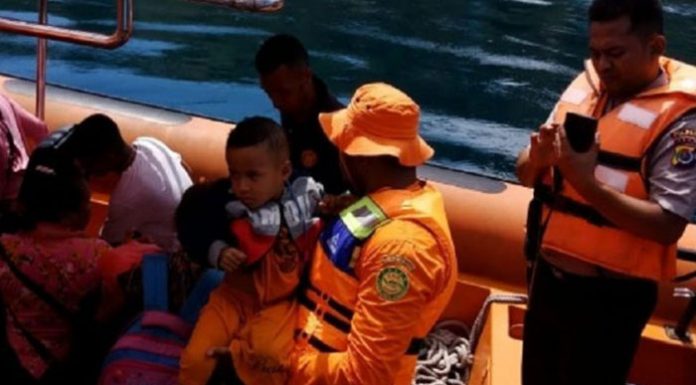 Kecelakaan Kapal di Perairan Pantar, Tim Sar Evakuasi 42 Penumpang Tim SAR Gabungan sedang evakuasi seorang anak yang juga penumpang KM Ebeneser di Perairan Pantar Timur, Selasa (14/1).