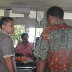 Kematian Meningkat Akibat Alor Kurang 7 Dokter Spesialis Ketua Fraksi Ibrahim Nampira dan Anggota Fraksi Yusak Olang sedang konsultasi dengan pasien di RSUD Kalabahi, Kamis (9/1) pagi.