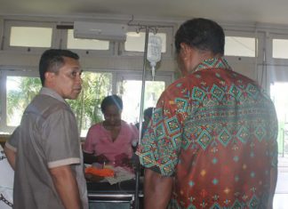 Kematian Meningkat Akibat Alor Kurang 7 Dokter Spesialis Ketua Fraksi Ibrahim Nampira dan Anggota Fraksi Yusak Olang sedang konsultasi dengan pasien di RSUD Kalabahi, Kamis (9/1) pagi.