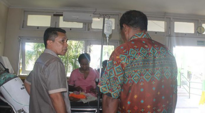 Kematian Meningkat Akibat Alor Kurang 7 Dokter Spesialis Ketua Fraksi Ibrahim Nampira dan Anggota Fraksi Yusak Olang sedang konsultasi dengan pasien di RSUD Kalabahi, Kamis (9/1) pagi.
