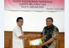 Dirjen Risbang Nobatkan Untrib Kampus Terbaik di NTT Rektor Untrib Alvons F. Gorang, S.Sos.,MM, ketika menerima penghargaan dari Dirjen Penguatan Risbang Kemendikbud RI di Denpasar, Bali, Kamis (9/1/2020).