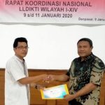 Dirjen Risbang Nobatkan Untrib Kampus Terbaik di NTT Rektor Untrib Alvons F. Gorang, S.Sos.,MM, ketika menerima penghargaan dari Dirjen Penguatan Risbang Kemendikbud RI di Denpasar, Bali, Kamis (9/1/2020).
