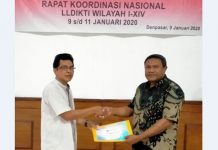 Dirjen Risbang Nobatkan Untrib Kampus Terbaik di NTT Rektor Untrib Alvons F. Gorang, S.Sos.,MM, ketika menerima penghargaan dari Dirjen Penguatan Risbang Kemendikbud RI di Denpasar, Bali, Kamis (9/1/2020).