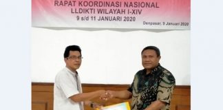 Dirjen Risbang Nobatkan Untrib Kampus Terbaik di NTT Rektor Untrib Alvons F. Gorang, S.Sos.,MM, ketika menerima penghargaan dari Dirjen Penguatan Risbang Kemendikbud RI di Denpasar, Bali, Kamis (9/1/2020).