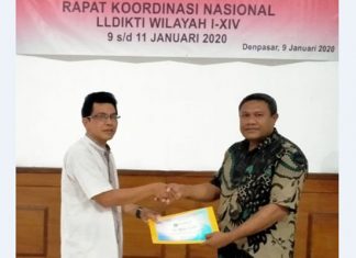 Dirjen Risbang Nobatkan Untrib Kampus Terbaik di NTT Rektor Untrib Alvons F. Gorang, S.Sos.,MM, ketika menerima penghargaan dari Dirjen Penguatan Risbang Kemendikbud RI di Denpasar, Bali, Kamis (9/1/2020).