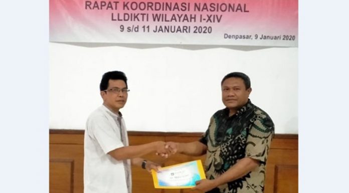 Dirjen Risbang Nobatkan Untrib Kampus Terbaik di NTT Rektor Untrib Alvons F. Gorang, S.Sos.,MM, ketika menerima penghargaan dari Dirjen Penguatan Risbang Kemendikbud RI di Denpasar, Bali, Kamis (9/1/2020).