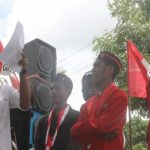 GMNI Alor Aksi Tolak Tambang Emas di Kabir Aktivis GMNI Alor Gilamo Turwin sedang berorasi tolak tambang di kantor DLHD, Senin (24/2).