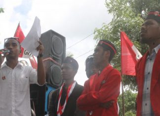 GMNI Alor Aksi Tolak Tambang Emas di Kabir Aktivis GMNI Alor Gilamo Turwin sedang berorasi tolak tambang di kantor DLHD, Senin (24/2).