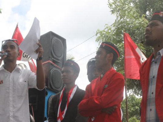 GMNI Alor Aksi Tolak Tambang Emas di Kabir Aktivis GMNI Alor Gilamo Turwin sedang berorasi tolak tambang di kantor DLHD, Senin (24/2).