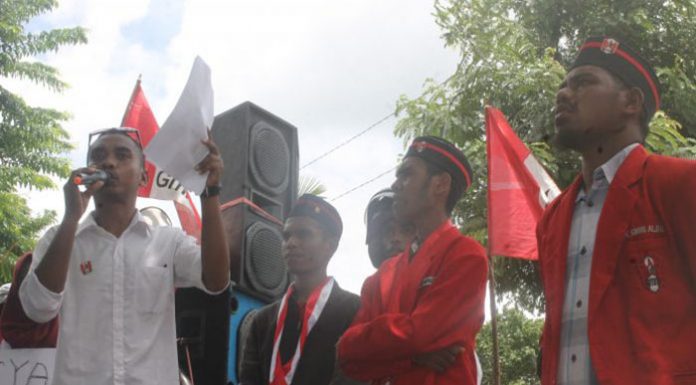 GMNI Alor Aksi Tolak Tambang Emas di Kabir Aktivis GMNI Alor Gilamo Turwin sedang berorasi tolak tambang di kantor DLHD, Senin (24/2).