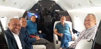 Gubernur NTT Tepati Janjinya Bangun Jalan Propinsi di Alor Staf Ahli khusus Gubernur NTT Viktor Bungtilu Laiskodat, Imanuel E. Blegur (ujung kanan), saat mendampingi kunjungan kerja Gubernur Viktor (kedua kanan) ke Papua, Jumat (31/1/2020).