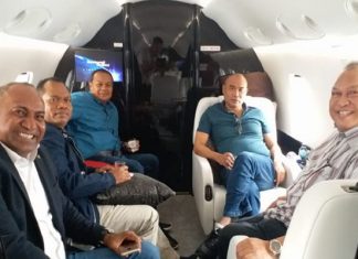 Gubernur NTT Tepati Janjinya Bangun Jalan Propinsi di Alor Staf Ahli khusus Gubernur NTT Viktor Bungtilu Laiskodat, Imanuel E. Blegur (ujung kanan), saat mendampingi kunjungan kerja Gubernur Viktor (kedua kanan) ke Papua, Jumat (31/1/2020).