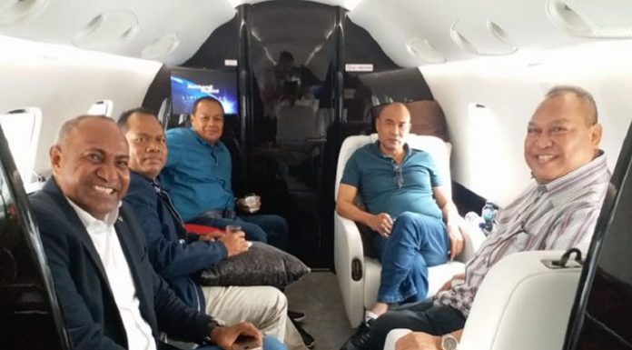 Gubernur NTT Tepati Janjinya Bangun Jalan Propinsi di Alor Staf Ahli khusus Gubernur NTT Viktor Bungtilu Laiskodat, Imanuel E. Blegur (ujung kanan), saat mendampingi kunjungan kerja Gubernur Viktor (kedua kanan) ke Papua, Jumat (31/1/2020).