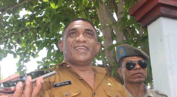 Proses AMDAL Tambang Emas Kabir Resmi Dihentikan Kadis-LHD-Obeth-Bolang-S.Sos-ketika-menerima-aksi-GMNI-Senin-24-Februari-2020-di-kantor-DLHD-Daerah-Lama..jpg Februari 24, 2020