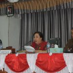 DPRD Alor Minta Pemerintah Serius Atasi KLB DBD Ketua DPRD Alor Enny Anggrek (tengah), didampingi dua Wakil Ketua DPRD; Soleiman Singh (kanan) dan Yulius Mantaon, dalam suatu rapat paripurna DPRD.