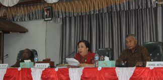 DPRD Alor Minta Pemerintah Serius Atasi KLB DBD Ketua DPRD Alor Enny Anggrek (tengah), didampingi dua Wakil Ketua DPRD; Soleiman Singh (kanan) dan Yulius Mantaon, dalam suatu rapat paripurna DPRD.