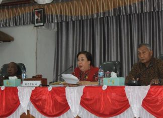 DPRD Alor Minta Pemerintah Serius Atasi KLB DBD Ketua DPRD Alor Enny Anggrek (tengah), didampingi dua Wakil Ketua DPRD; Soleiman Singh (kanan) dan Yulius Mantaon, dalam suatu rapat paripurna DPRD.