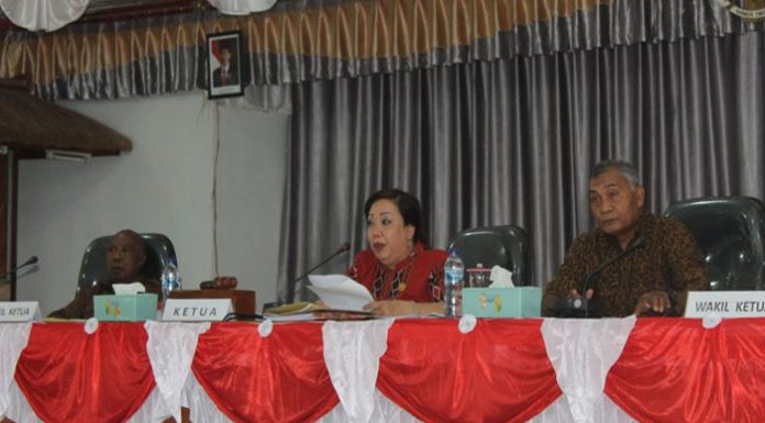 DPRD Alor Minta Pemerintah Serius Atasi KLB DBD Ketua DPRD Alor Enny Anggrek (tengah), didampingi dua Wakil Ketua DPRD; Soleiman Singh (kanan) dan Yulius Mantaon, dalam suatu rapat paripurna DPRD.