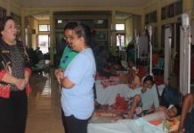 Tangani DBD Alor, DPRD dan Pemda Sepakat Kontrak Dokter Anak Ketua DPRD Alor Enny Anggrek (kiri), kunjungan kerja memantau pasien DBD di RSUD Kalabahi, Jumat (7/2) siang.