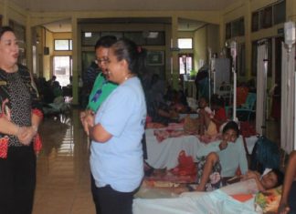 Tangani DBD Alor, DPRD dan Pemda Sepakat Kontrak Dokter Anak Ketua DPRD Alor Enny Anggrek (kiri), kunjungan kerja memantau pasien DBD di RSUD Kalabahi, Jumat (7/2) siang.