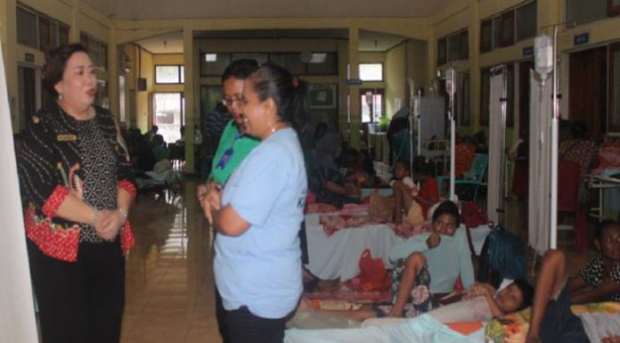 Tangani DBD Alor, DPRD dan Pemda Sepakat Kontrak Dokter Anak Ketua DPRD Alor Enny Anggrek (kiri), kunjungan kerja memantau pasien DBD di RSUD Kalabahi, Jumat (7/2) siang.