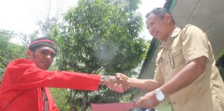 Pernyataan Sikap GMNI Alor Tolak Tambang Emas Kabir Ketua GMNI Alor Seprianus Oko menyerahkan pernayataan sikap kepada kepala UPT Kehutanan NTT wilayah Alor Johanis Kewatung, S.Hut, Senin (24/2). Karena lokasi tambang emas, sebagian masuk zona hutan lindung dan hutan konservasi di Pantar.