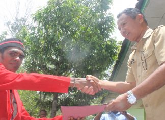 Pernyataan Sikap GMNI Alor Tolak Tambang Emas Kabir Ketua GMNI Alor Seprianus Oko menyerahkan pernayataan sikap kepada kepala UPT Kehutanan NTT wilayah Alor Johanis Kewatung, S.Hut, Senin (24/2). Karena lokasi tambang emas, sebagian masuk zona hutan lindung dan hutan konservasi di Pantar.