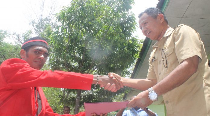 Pernyataan Sikap GMNI Alor Tolak Tambang Emas Kabir Ketua GMNI Alor Seprianus Oko menyerahkan pernayataan sikap kepada kepala UPT Kehutanan NTT wilayah Alor Johanis Kewatung, S.Hut, Senin (24/2). Karena lokasi tambang emas, sebagian masuk zona hutan lindung dan hutan konservasi di Pantar.