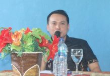 Rocky Winaryo: Jangan Main-Main Kerja Jalan Propinsi di Alor Anggota DPRD NTT Rocky Winaryo, saat berdialog dengan siswa, guru dan Kasek SLBN Alor, Jumat (14/2) di Mebung.