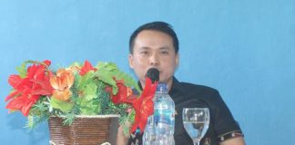 Rocky Winaryo: Jangan Main-Main Kerja Jalan Propinsi di Alor Anggota DPRD NTT Rocky Winaryo, saat berdialog dengan siswa, guru dan Kasek SLBN Alor, Jumat (14/2) di Mebung.