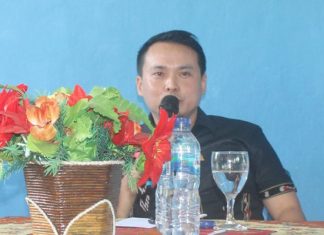 Rocky Winaryo: Jangan Main-Main Kerja Jalan Propinsi di Alor Anggota DPRD NTT Rocky Winaryo, saat berdialog dengan siswa, guru dan Kasek SLBN Alor, Jumat (14/2) di Mebung.