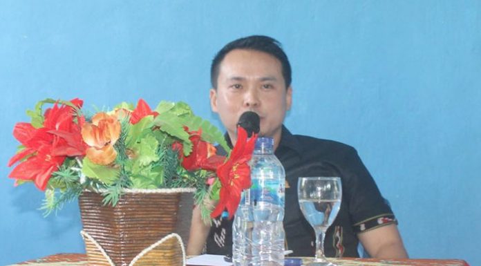 Rocky Winaryo: Jangan Main-Main Kerja Jalan Propinsi di Alor Anggota DPRD NTT Rocky Winaryo, saat berdialog dengan siswa, guru dan Kasek SLBN Alor, Jumat (14/2) di Mebung.