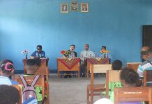 Valentine, Anggota DPRD NTT Rocky Winaryo Hadiahi 4 Gedung Baru SLBN Alor Anggota Komisi V DPRD NTT Rocky Winaryo (kedua kiri), berdialog dengan siswa, orangtua siswa, guru dan kepala SLBN Mebung Efraim Lakafa, S.Pd (ujung kiri), di gedung SLBN Mebung Alor, Jumat (14/2), pagi.