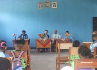 Valentine, Anggota DPRD NTT Rocky Winaryo Hadiahi 4 Gedung Baru SLBN Alor Anggota Komisi V DPRD NTT Rocky Winaryo (kedua kiri), berdialog dengan siswa, orangtua siswa, guru dan kepala SLBN Mebung Efraim Lakafa, S.Pd (ujung kiri), di gedung SLBN Mebung Alor, Jumat (14/2), pagi.