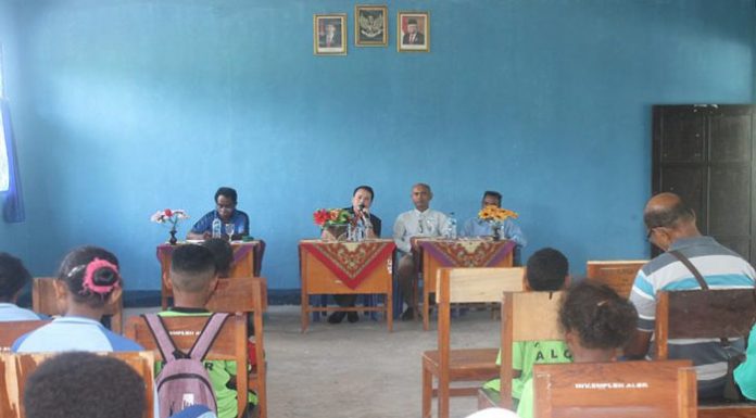 Valentine, Anggota DPRD NTT Rocky Winaryo Hadiahi 4 Gedung Baru SLBN Alor Anggota Komisi V DPRD NTT Rocky Winaryo (kedua kiri), berdialog dengan siswa, orangtua siswa, guru dan kepala SLBN Mebung Efraim Lakafa, S.Pd (ujung kiri), di gedung SLBN Mebung Alor, Jumat (14/2), pagi.