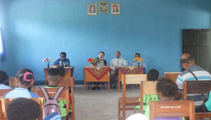 Anggota Komisi V DPRD NTT Rocky Winaryo (kedua kiri), berdialog dengan siswa, orangtua siswa, guru dan kepala SLBN Mebung Efraim Lakafa, S.Pd (ujung kiri), di gedung SLBN Mebung Alor, Jumat (14/2), pagi.