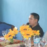 Rocky Winaryo: Gaji Guru Kontrak Propinsi Resmi Naik Setara UMP NTT Anggota Komisi V DPRD NTT Rocky Winaryo (tengah) berdialog dengan siswa, orangtua siswa, guru dan kepala SLBN Alor, Jumat (14/2) di gedung SLBN, Mebung.