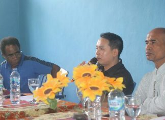 Rocky Winaryo: Gaji Guru Kontrak Propinsi Resmi Naik Setara UMP NTT Anggota Komisi V DPRD NTT Rocky Winaryo (tengah) berdialog dengan siswa, orangtua siswa, guru dan kepala SLBN Alor, Jumat (14/2) di gedung SLBN, Mebung.
