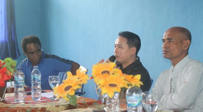 Rocky Winaryo: Gaji Guru Kontrak Propinsi Resmi Naik Setara UMP NTT Anggota Komisi V DPRD NTT Rocky Winaryo (tengah) berdialog dengan siswa, orangtua siswa, guru dan kepala SLBN Alor, Jumat (14/2) di gedung SLBN, Mebung.
