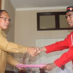 Demo Tambang, Sekda Alor: Kita akan Hati-hati dengan GMNI Usai dialog, Ketua GMNI Alor Seprianus Oko menyerahkan pernyataan sikap tolak tambang emas di Kabir kepada Sekda Alor Hopni Bukang, Senin (24/2) di kantor Bupati, Batunirwala.