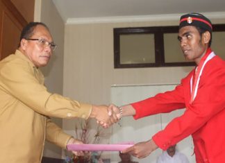 Demo Tambang, Sekda Alor: Kita akan Hati-hati dengan GMNI Usai dialog, Ketua GMNI Alor Seprianus Oko menyerahkan pernyataan sikap tolak tambang emas di Kabir kepada Sekda Alor Hopni Bukang, Senin (24/2) di kantor Bupati, Batunirwala.