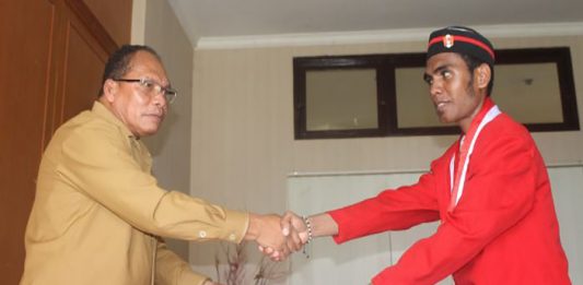 Demo Tambang, Sekda Alor: Kita akan Hati-hati dengan GMNI Usai dialog, Ketua GMNI Alor Seprianus Oko menyerahkan pernyataan sikap tolak tambang emas di Kabir kepada Sekda Alor Hopni Bukang, Senin (24/2) di kantor Bupati, Batunirwala.