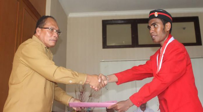Demo Tambang, Sekda Alor: Kita akan Hati-hati dengan GMNI Usai dialog, Ketua GMNI Alor Seprianus Oko menyerahkan pernyataan sikap tolak tambang emas di Kabir kepada Sekda Alor Hopni Bukang, Senin (24/2) di kantor Bupati, Batunirwala.