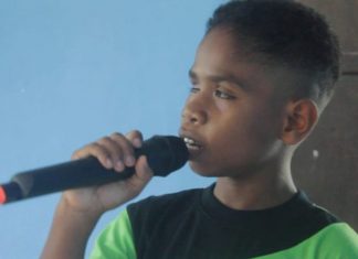 Terharu, Siswa SLBN Alor Nyanyi Lagu; Waktu Tuhan Gilbert Manikari, siswa kelas IV SLBN Alor nyanyikan lagu; Waktu Tuhan
