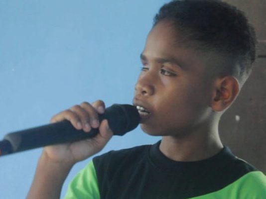 Terharu, Siswa SLBN Alor Nyanyi Lagu; Waktu Tuhan Gilbert Manikari, siswa kelas IV SLBN Alor nyanyikan lagu; Waktu Tuhan