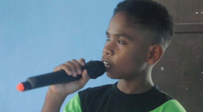Terharu, Siswa SLBN Alor Nyanyi Lagu; Waktu Tuhan Gilbert Manikari, siswa kelas IV SLBN Alor nyanyikan lagu; Waktu Tuhan