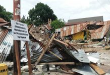 MA Vonis Hak Warisan Jatuh ke Adik, Rumah Kakak Dibongkar Aparat Penegak Hukum Membongkar Rumah dan Bangunan Hasan Hamzah, Kamis (27/2) di kampung Lama, Kalabahi.